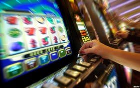 Halaman promosi papi bola menampilkan bonus selamat datang, cashback mingguan, dan turnamen Dadu Online dengan hadiah menarik