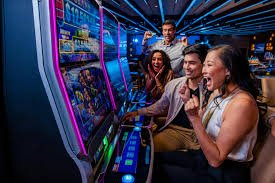 Dealer Evolution Gaming di studio langsung papi bola dengan kamera multi-sudut